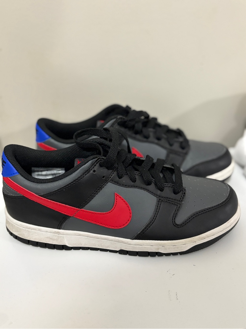 Nike Kids Low-Top Sneakers in Black, Gray & Red with Blue Heel Accent